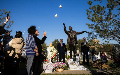 «Боль разлуки» в бронзе на могиле Бориса Моисеева