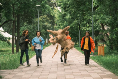 В Иркутске художники и нейросети создали уникальные фигуры из соломы. Как это было