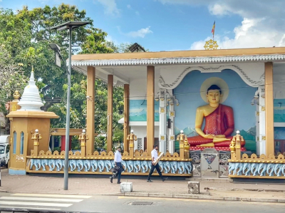 Уезжаю с приключениями из Анурадхапуры. Коломбо, новая набережная и пешеходный мост